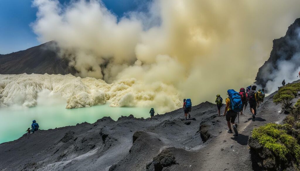 ijen crater trekking